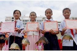 Trường học trao cá chép sống làm phần thưởng cho học sinh xuất sắc gây xôn xao