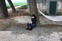 Bị đuổi khỏi nhà vì trượt tốt nghiệp, nữ sinh ngồi một mình ở ven đường giữa buổi trưa nắng nóng gần 40 độ gây tranh cãi