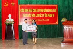 Đoàn công tác Công đoàn Bộ Ngoại giao và kiều bào tặng quà tại Quảng Trị