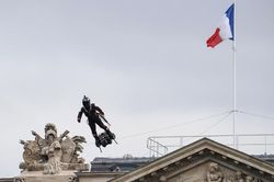 Tổng thống Macron chăm chú xem người đàn ông 'bay' gây náo loạn Quốc khánh Pháp