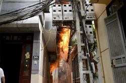 Ngôi nhà cấp 4 bốc cháy dữ dội, lan sang 5 căn nhà trong ngõ Thủ đô