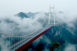 Cầu treo 'vờn mây' đẹp như tiên cảnh ở Phượng Hoàng cổ trấn