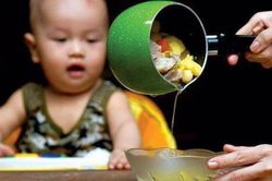 Bé trai 19 tháng suýt mất mạng vì ăn cháo hầm xương