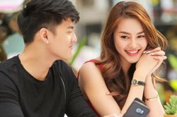 Linh Chi bị tố 'làm lố' khi đăng ảnh Lâm Vĩnh Hải gục đầu vào đùi vợ