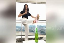 Cô gái dùng tuyệt chiêu kungfu mở nắp chai bằng đế giày