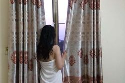 Bà chủ quán cà phê chết lặng bắt gặp con gái trong căn phòng khép hờ