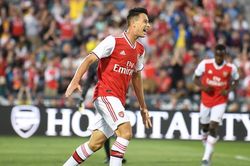 Tân binh chói sáng, Arsenal đại thắng 'ba sao'