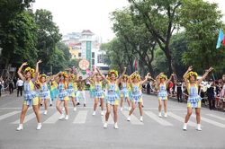 Carnival rực rỡ sắc màu 'khuấy động' phố đi bộ Hồ Gươm