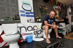 Lập kỷ lục thế giới vì... ngồi liên tục gần 5 ngày trong toilet