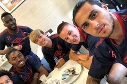'Chân ướt chân ráo' tới Bỉ, Công Phượng được dàn trai Tây dẫn đi chơi
