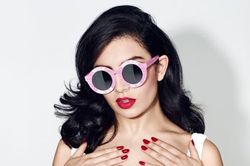 Bị khán giả mỉa mai về danh xưng 'đấng cứu thế nhạc pop' và đây là cách mà Charli XCX đáp trả