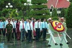 Đoàn đại biểu tỉnh Phú Thọ thắp hương tri ân tại nghĩa trang liệt sĩ tỉnh Điện Biên