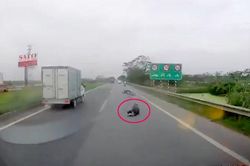Phẫn nộ 2 tên cướp giật túi xách khiến cô gái ngã sõng soài trước đầu ô tô