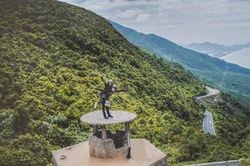 Trèo lên di tích Hải Vân Quan để chụp ảnh bất chấp biển cấm