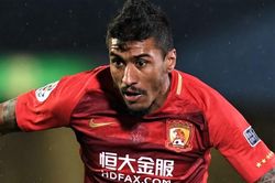 Paulinho lập hat-trick đánh bại đội bóng của HLV Benitez
