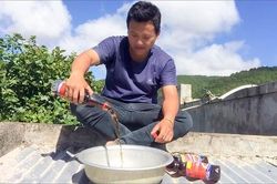 YouTuber gây bức xúc vì đổ nước mắm lên đầu mẹ để mừng 1.000 followers