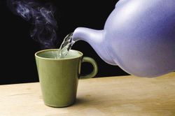 Bị làm ồn, người phụ nữ tạt thẳng nước sôi vào mặt bé gái