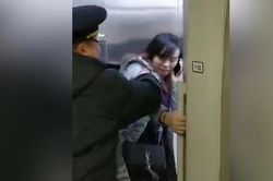 Sợ muộn giờ làm, người phụ nữ Trung Quốc dùng chân ngăn tàu rời ga