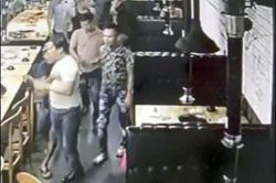 Nhóm người xăm trổ xông vào đánh chủ nhà hàng