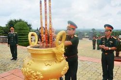 Thượng tướng Lê Chiêm dâng hương tại Nghĩa trang liệt sĩ tỉnh Bình Phước