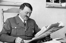 Nóng: Vì sao Hitler cạo sạch bộ ria mép huyền thoại?