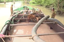 Công an nổ súng, cát tặc vẫn chạy trốn