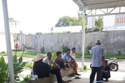 Vợ chết oan vì can chồng 'hỗn chiến' với hàng xóm