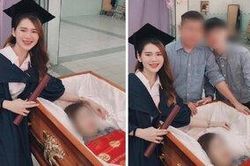 Xúc động nữ sinh mặc lễ phục chụp hình mừng tốt nghiệp sớm bên quan tài của mẹ