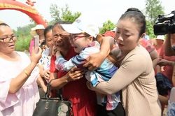 Bị bắt cóc và sống dưới thân phận khác suốt 30 năm, cô gái khóc cạn nước mắt đoàn tụ cha mẹ ruột