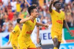 Nam Định vượt qua Thanh Hóa trong trận cầu mưa bàn thắng tại Thiên Trường