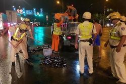 CSGT thu dọn hàng trăm chai bia đổ vỡ trên đường ở Sài Gòn