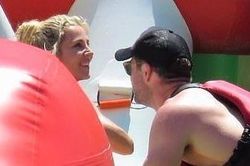Chris Hemsworth ôm ấp vợ hơn 7 tuổi trong chuyến du lịch châu Âu