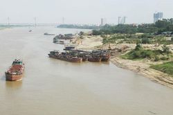 Hà Nội: 153 bãi tập kết, trung chuyển vật liệu xây dựng ven sông hoạt động trái phép