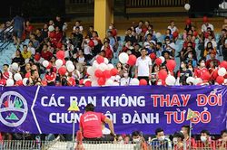 CĐV HAGL đeo khẩu trang, giăng khẩu hiệu phản đối bầu Đức