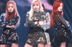 Blackpink lộng lẫy trên sân khấu đến mức fan EXO phải giơ camera 'chớp' vội