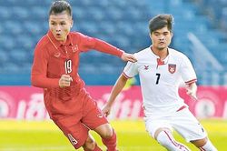 Quang Hải xử lý tinh tế gợi nhớ đến huyền thoại Dennis Bergkamp