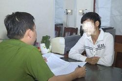 Bé gái 'khai man' tuổi bị gã trai rủ rê 'làm trò vợ chồng'