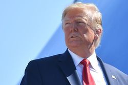 Ông Trump thoát nguy cơ bị luận tội