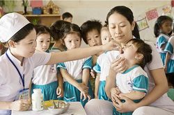 Mẹ tá hỏa thấy con béo phì chỉ vì 'khoái' ăn hộ cơm cho bạn