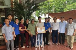 Khen thưởng đoàn viên cứu người khỏi đuối nước