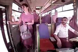 Xuống đường khi xe buýt đang chạy, cô gái mất mạng trong chớp mắt