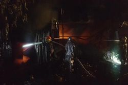 Xưởng trăm mét ở Hà Nội cháy đùng đùng, dùng búa tạ phá tường