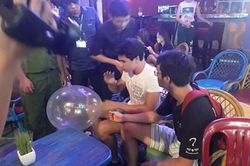 Phát hiện nhiều cơ sở sử dụng khí làm 'bóng cười' tại phố đi bộ Bùi Viện