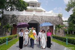 Báo Nghệ An tưởng niệm các anh hùng liệt sỹ tại Nghĩa trang Độc lập và Nghĩa trang A1 Điện Biên Phủ