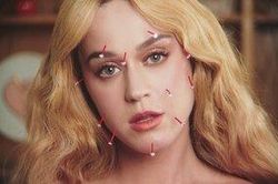 Bị chê hát live dở tệ, Katy Perry quay clip hát Never Really Over phản pháo… trong nhà vệ sinh