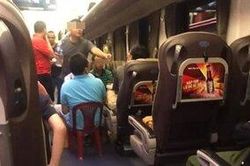 Thản nhiên tổ chức ăn nhậu, nói chuyện ầm ĩ trên tàu hỏa, nhóm du khách Hà Nội gây bức xúc