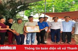 Khen thưởng thanh niên dũng cảm xuống biển cứu người khỏi đuối nước