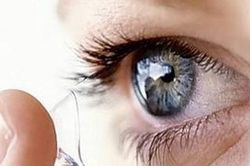 Từ vụ nam thanh niên bị mù mắt do kính áp tròng: Những ai không được dùng loại kính này?