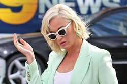 Katy Perry mặc sang chảnh đến tòa, bình thản dù bị kiện đạo nhạc