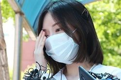 Hôn thê cũ Park Yoo Chun cúi đầu xin lỗi sau khi được thả
